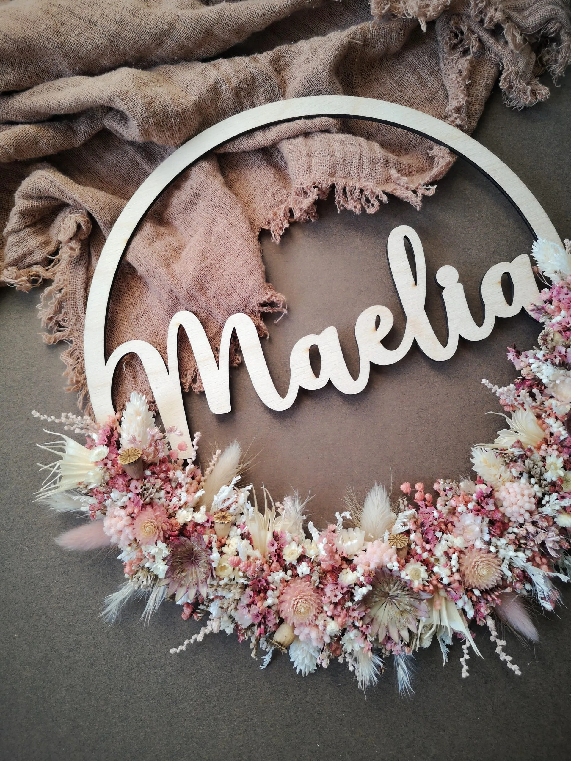 Couronne de fleurs séchées en bois sur mesure avec prénom ou message - "Fleur des bois" – Image 7