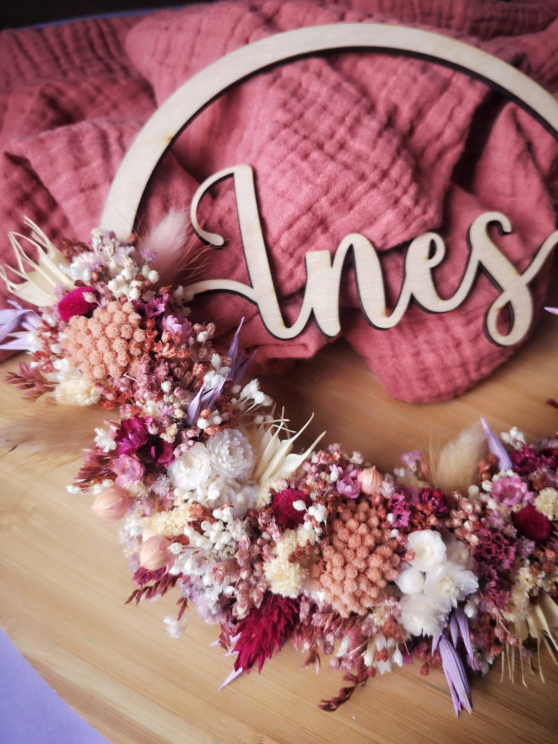 Couronne de fleurs séchées en bois sur mesure avec prénom ou message - "Fleur des bois" – Image 8