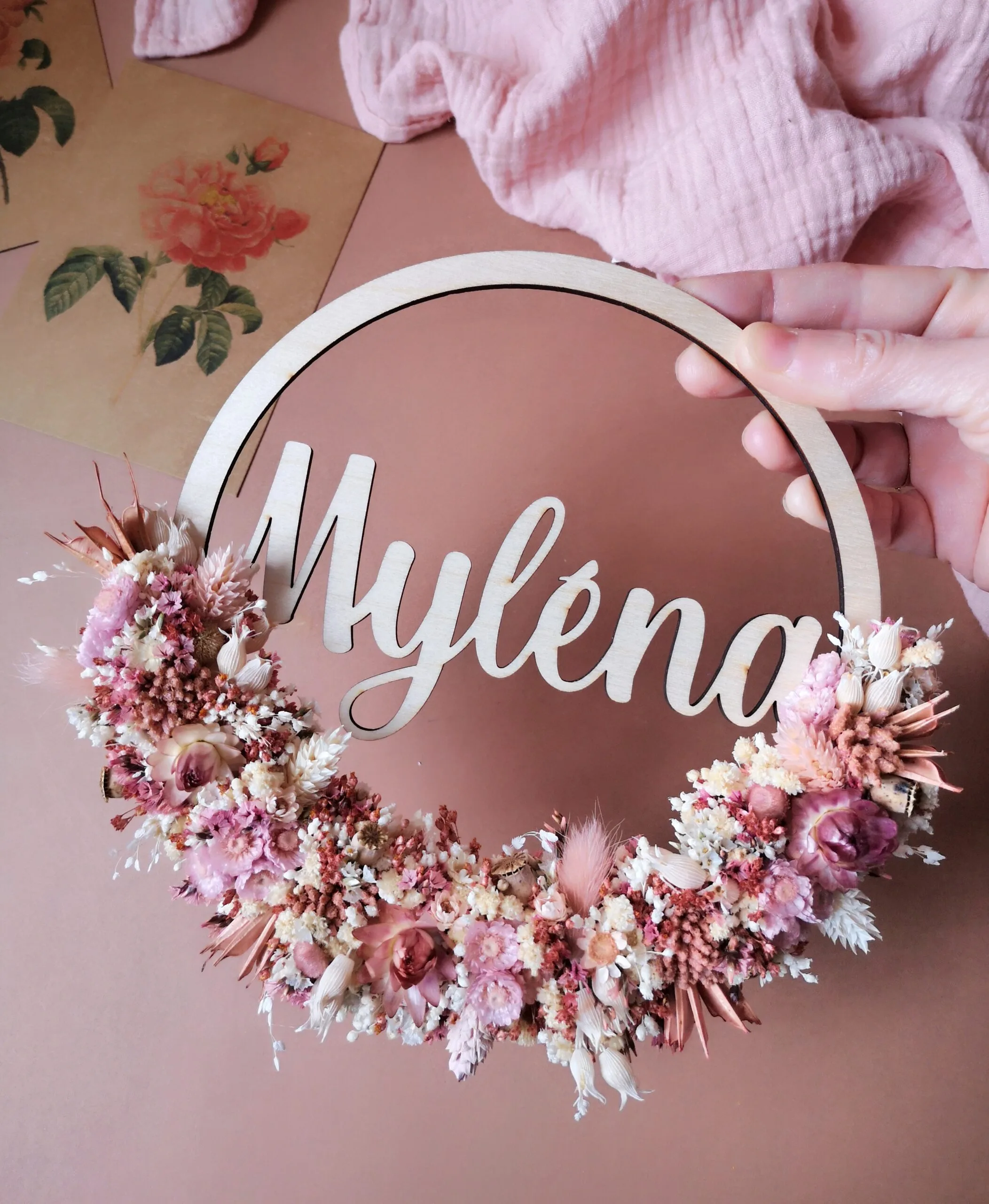 Couronne de fleurs séchées en bois sur mesure avec prénom ou message - "Fleur des bois" – Image 10