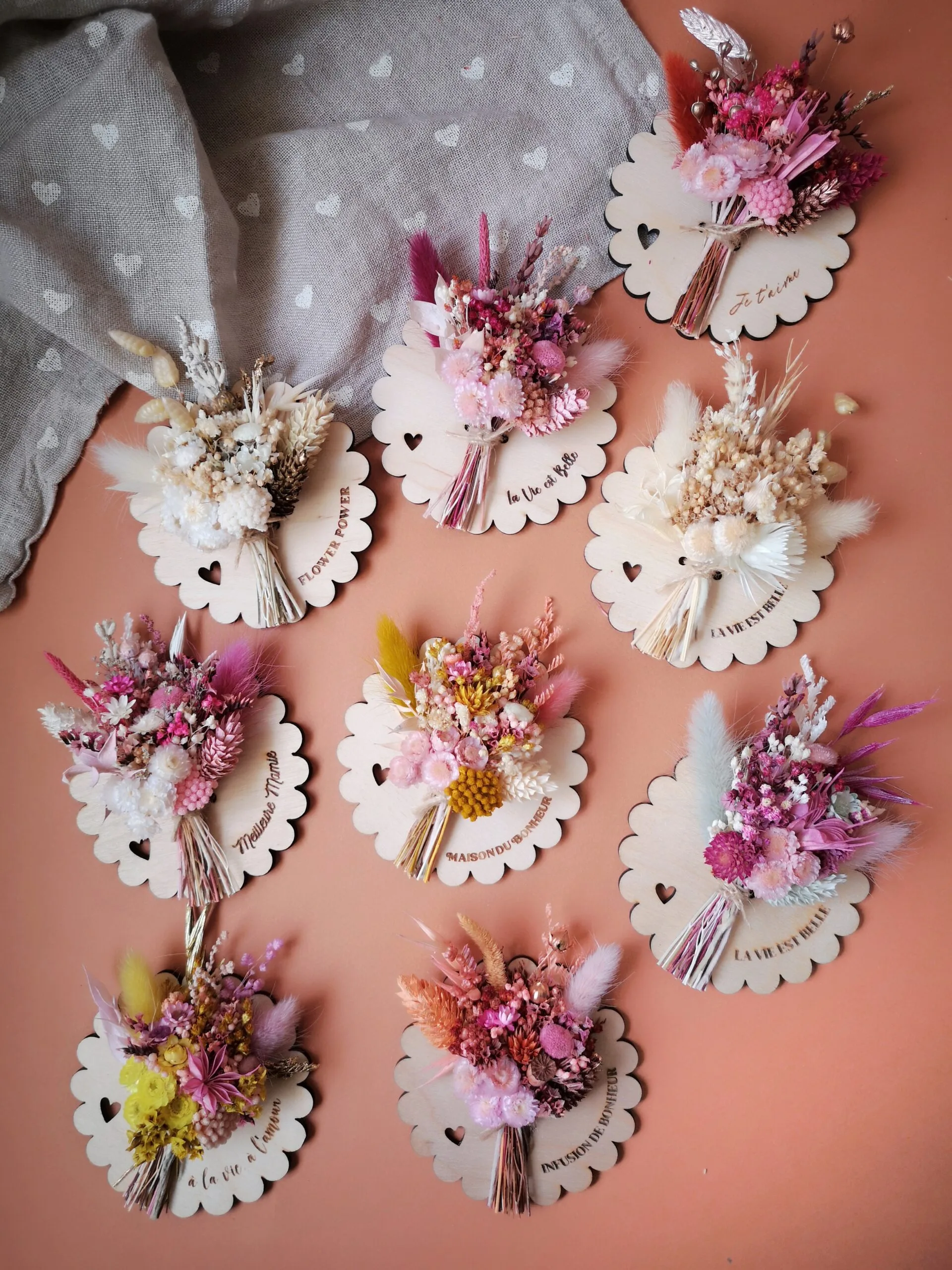 Aimant mini bouquet de fleurs séchées sur support en bois avec phrase inspirante - "Eole"