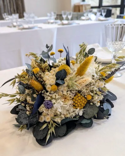 Composition florale réalisée pour une table de mariage