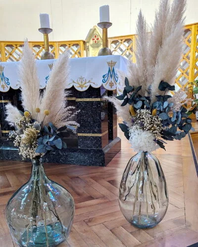 Décoration florale église, dame jeanne, fleurs séchées et pampas