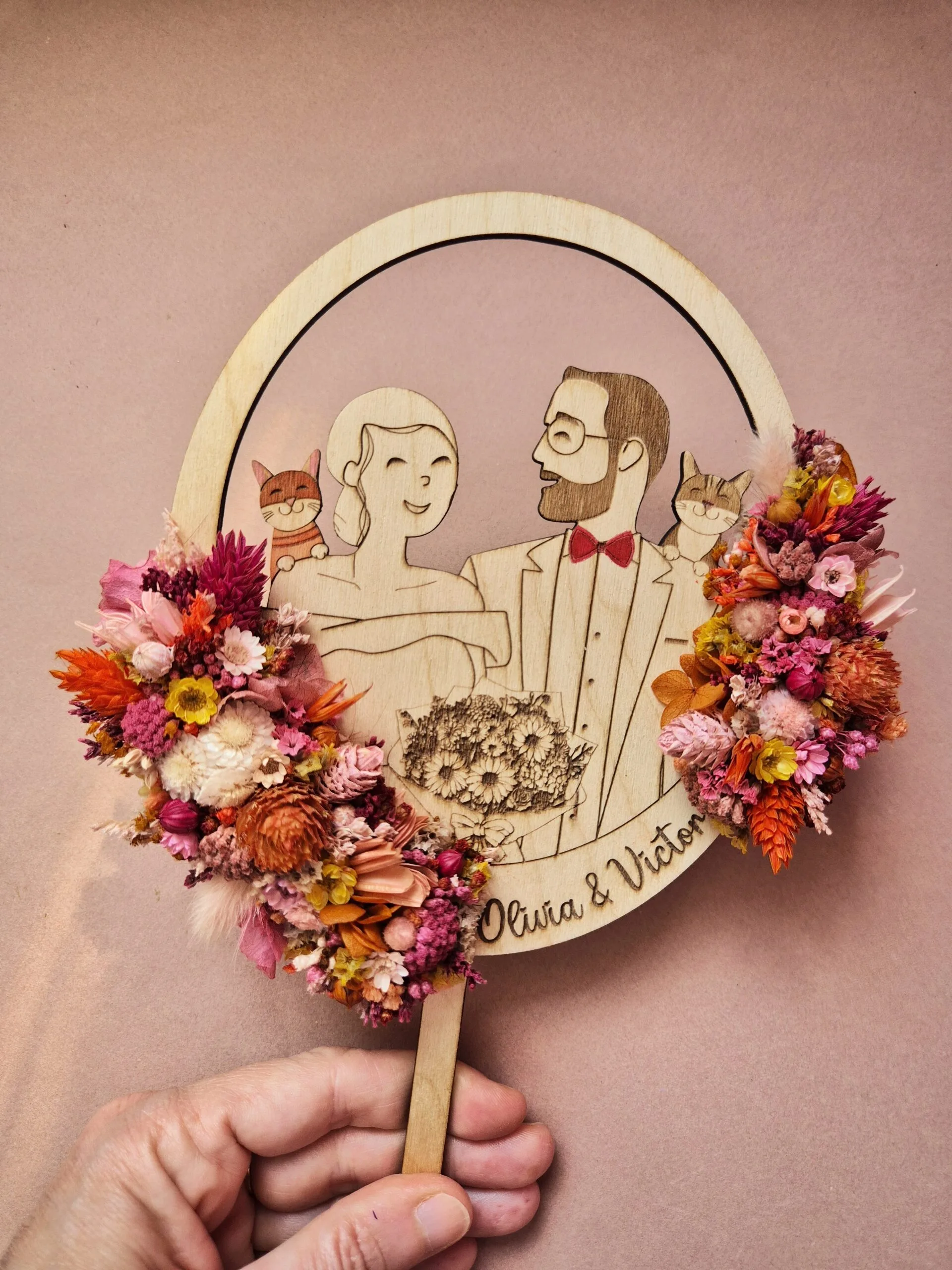 Cake topper en bois personnalisé orné de fleurs séchées - sur mesure – Image 2