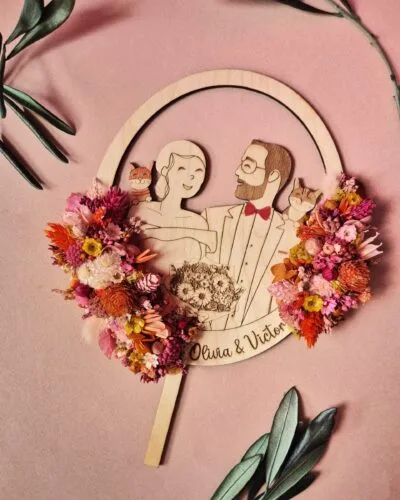 Cake topper en bois personnalisé orné de fleurs séchées - sur mesure
