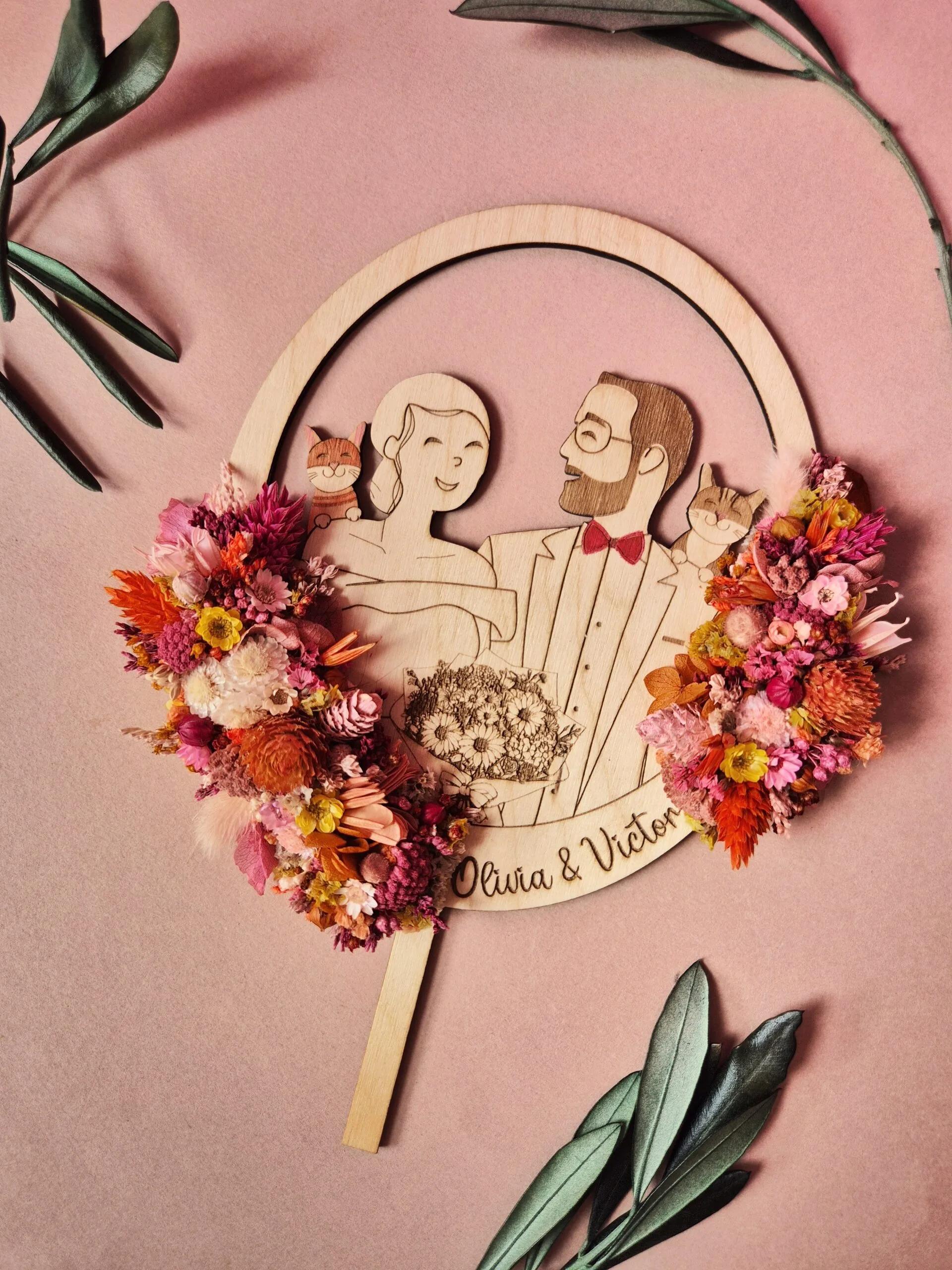 Cake topper en bois personnalisé orné de fleurs séchées - sur mesure