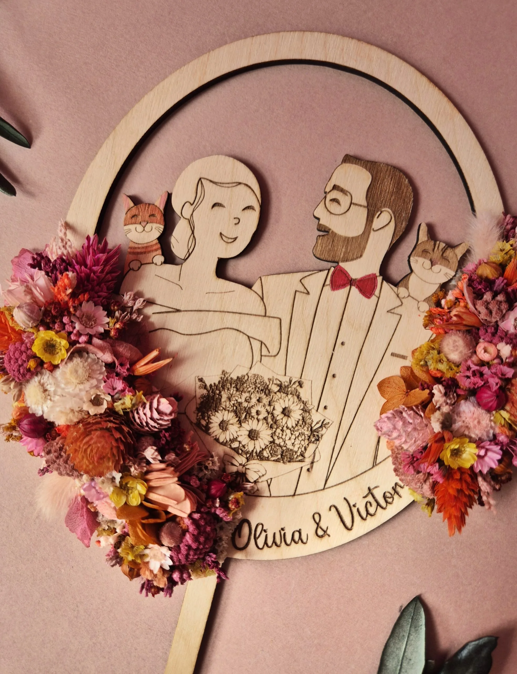 Cake topper en bois personnalisé orné de fleurs séchées - sur mesure – Image 3