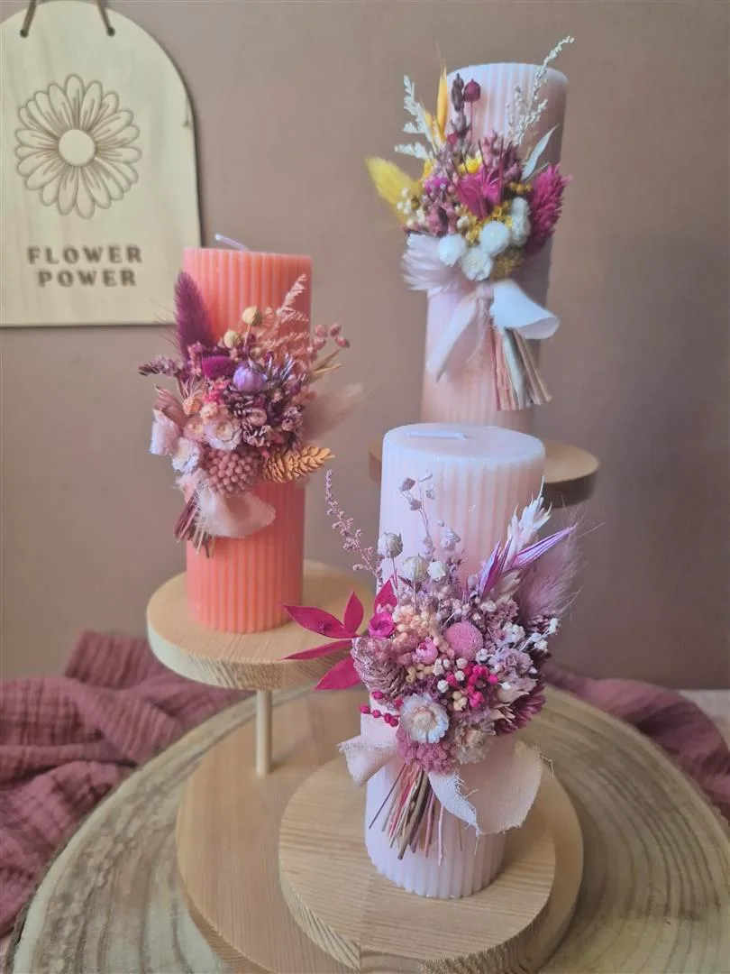 Petite bougie ornée de fleurs séchées
