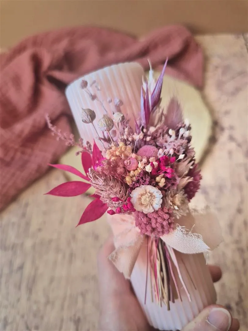 Petite bougie ornée de fleurs séchées – Image 3