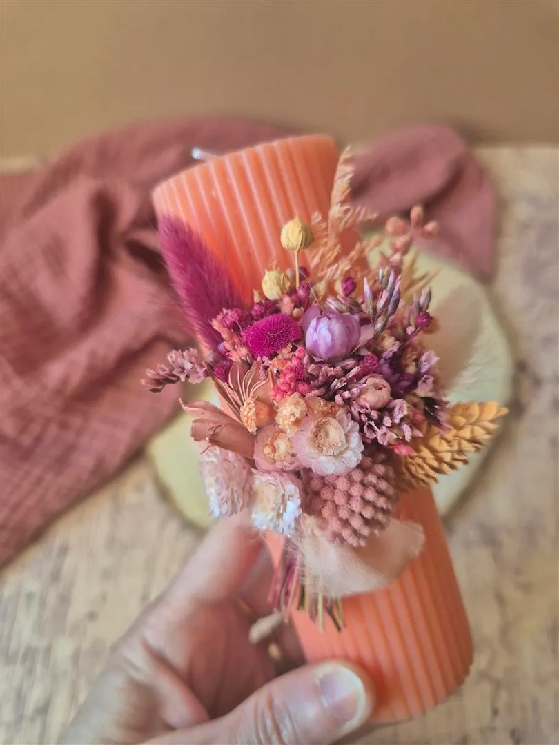 Petite bougie ornée de fleurs séchées – Image 7