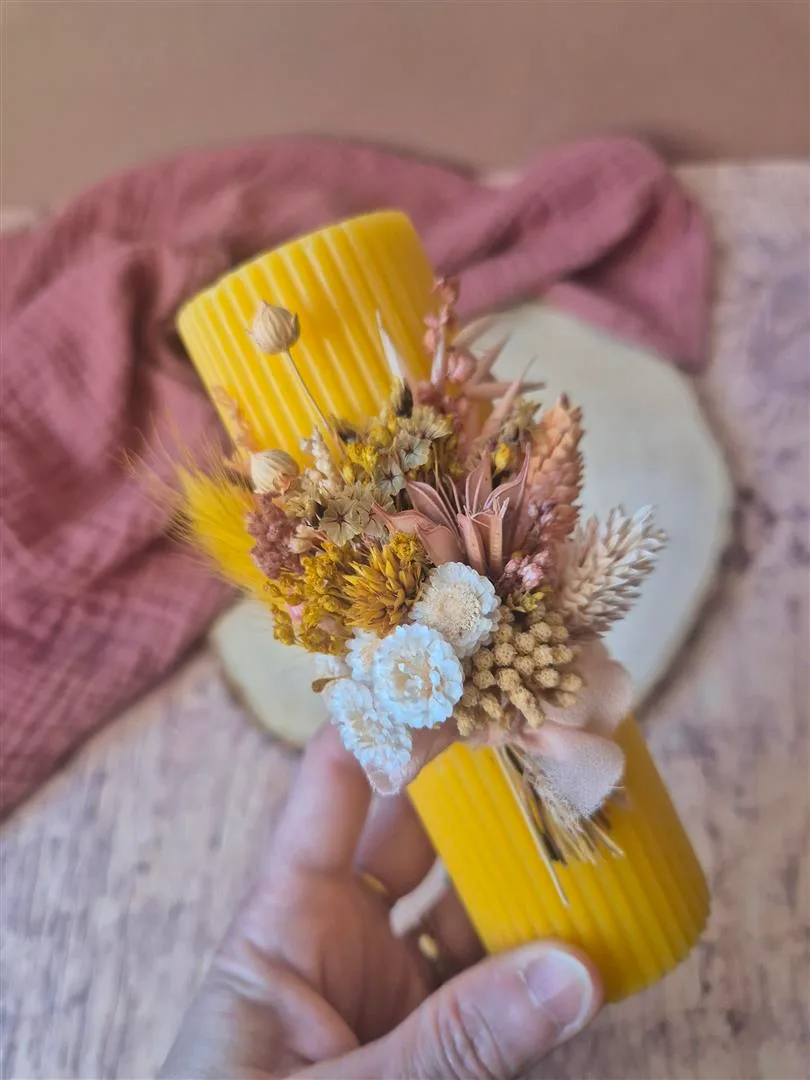 Petite bougie ornée de fleurs séchées – Image 9