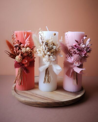 Petite bougie ornée de fleurs séchées
