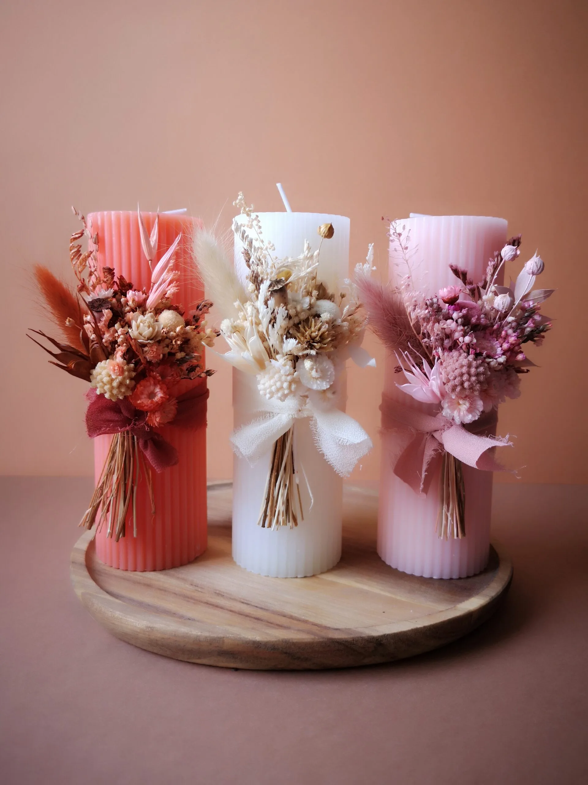 Petite bougie ornée de fleurs séchées