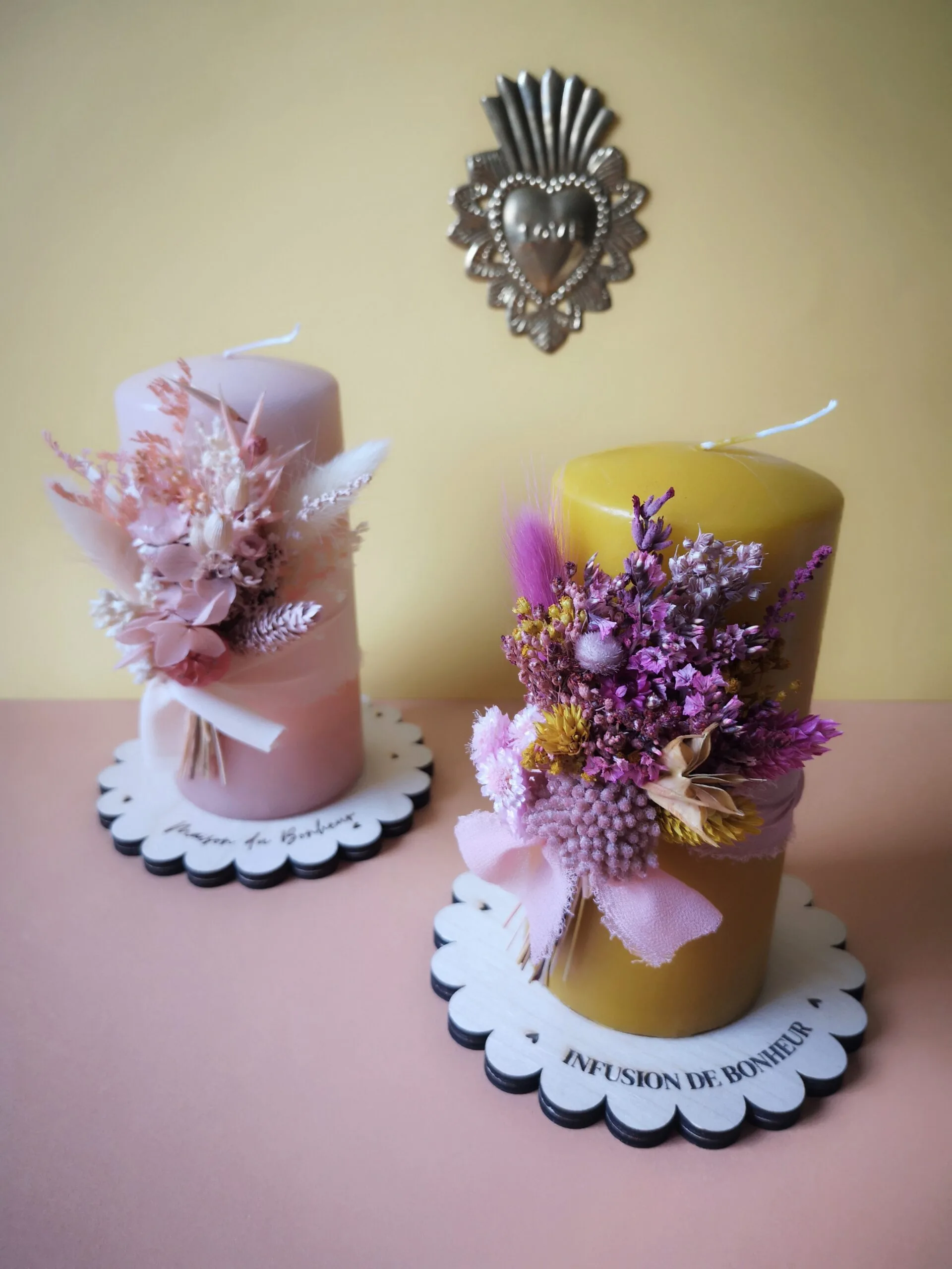Grande bougie ornée de fleurs séchées avec ou sans support en bois – Image 23