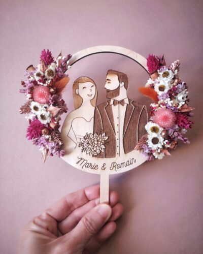 Cake topper en bois personnalisé orné de fleurs séchées