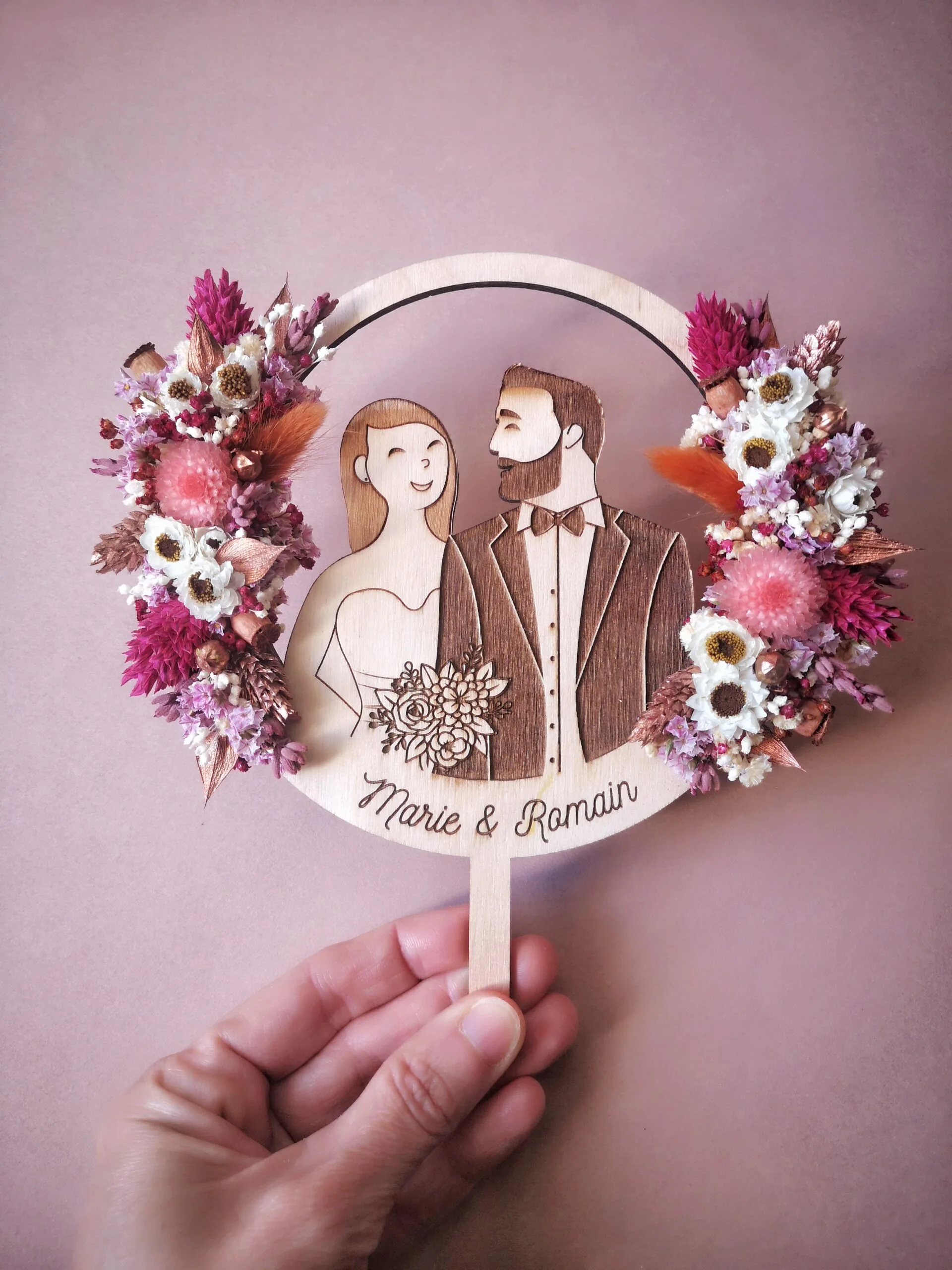 Cake topper en bois personnalisé orné de fleurs séchées - sur mesure – Image 4