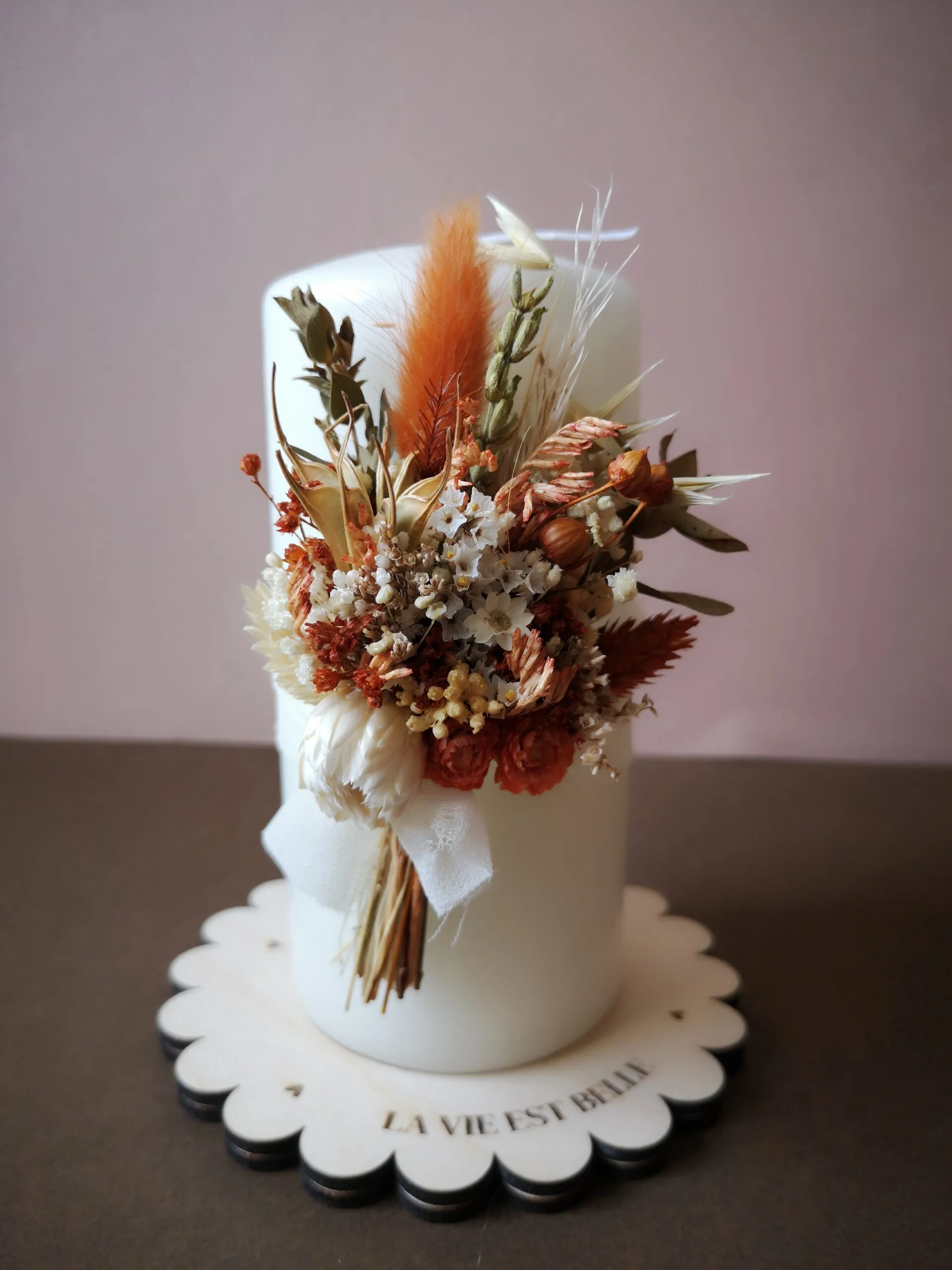 Grande bougie ornée de fleurs séchées avec ou sans support en bois – Image 22