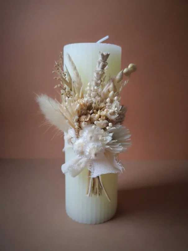 Petite bougie ornée de fleurs séchées – Image 3