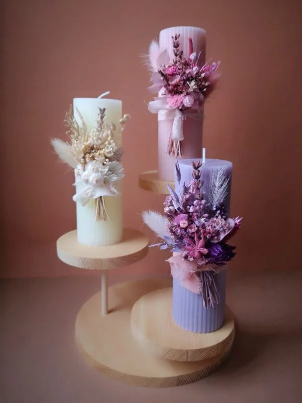 Petite bougie ornée de fleurs séchées – Image 2