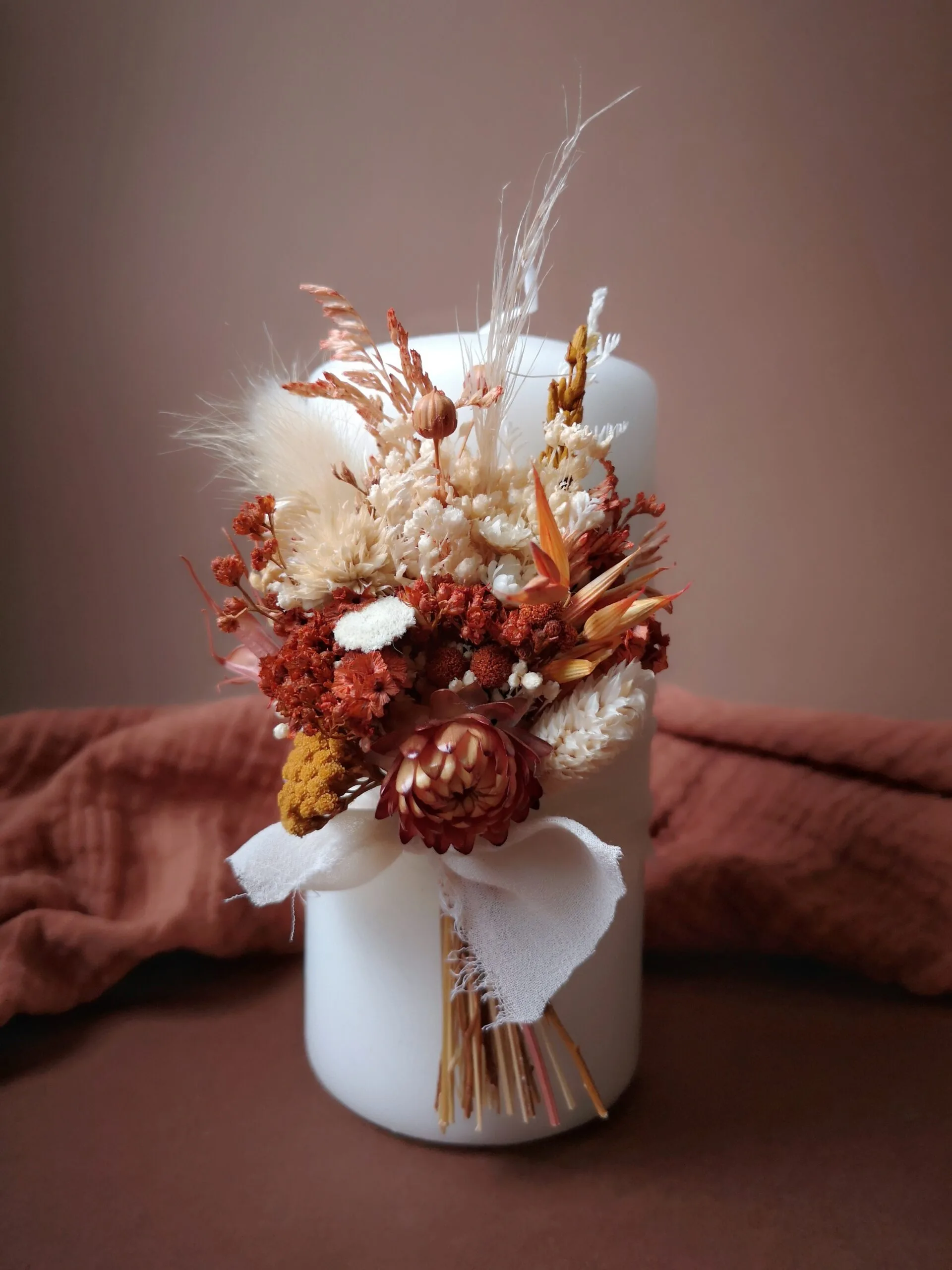 Grande bougie ornée de fleurs séchées avec ou sans support en bois – Image 2