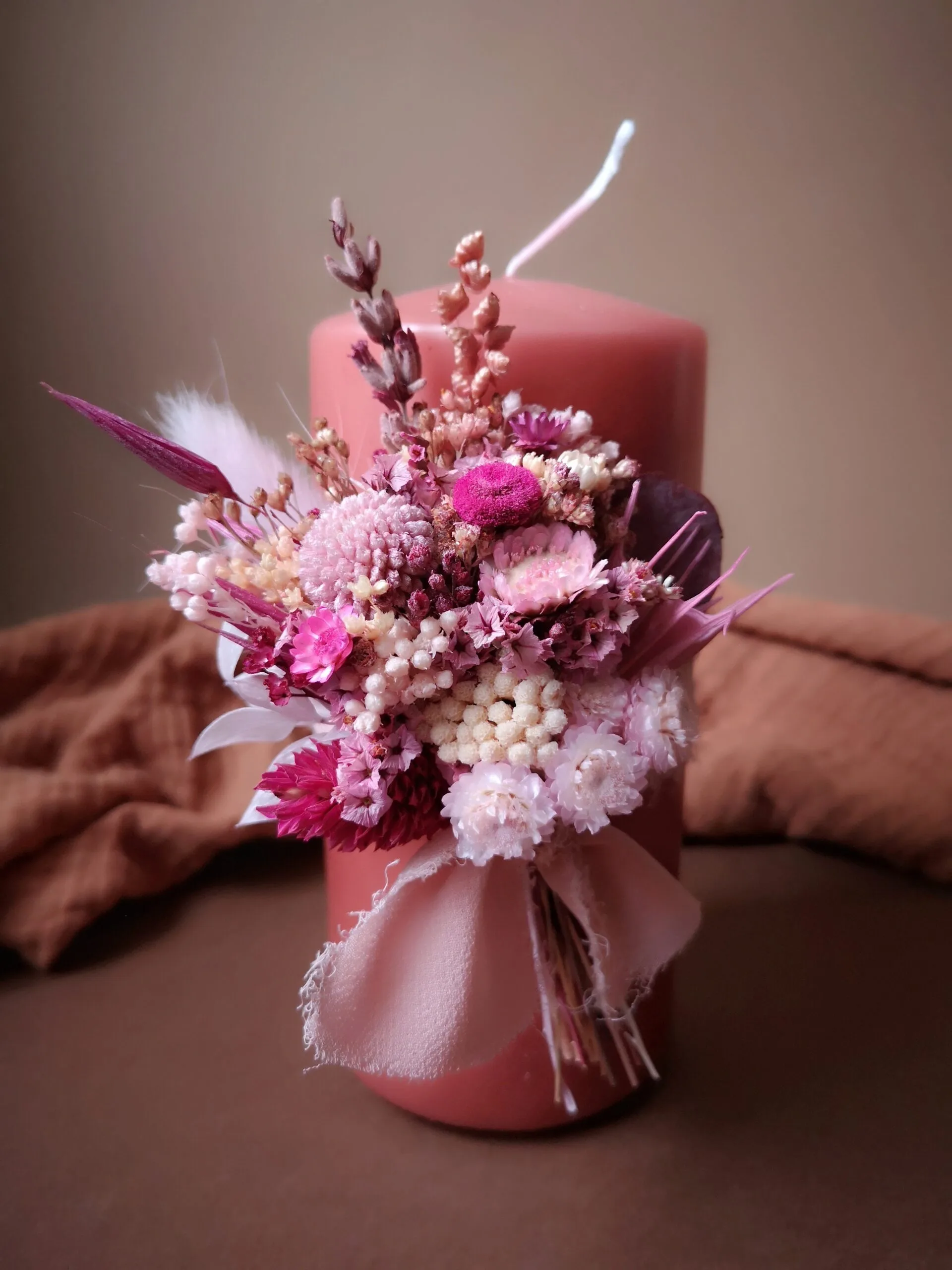 Grande bougie ornée de fleurs séchées avec ou sans support en bois – Image 5
