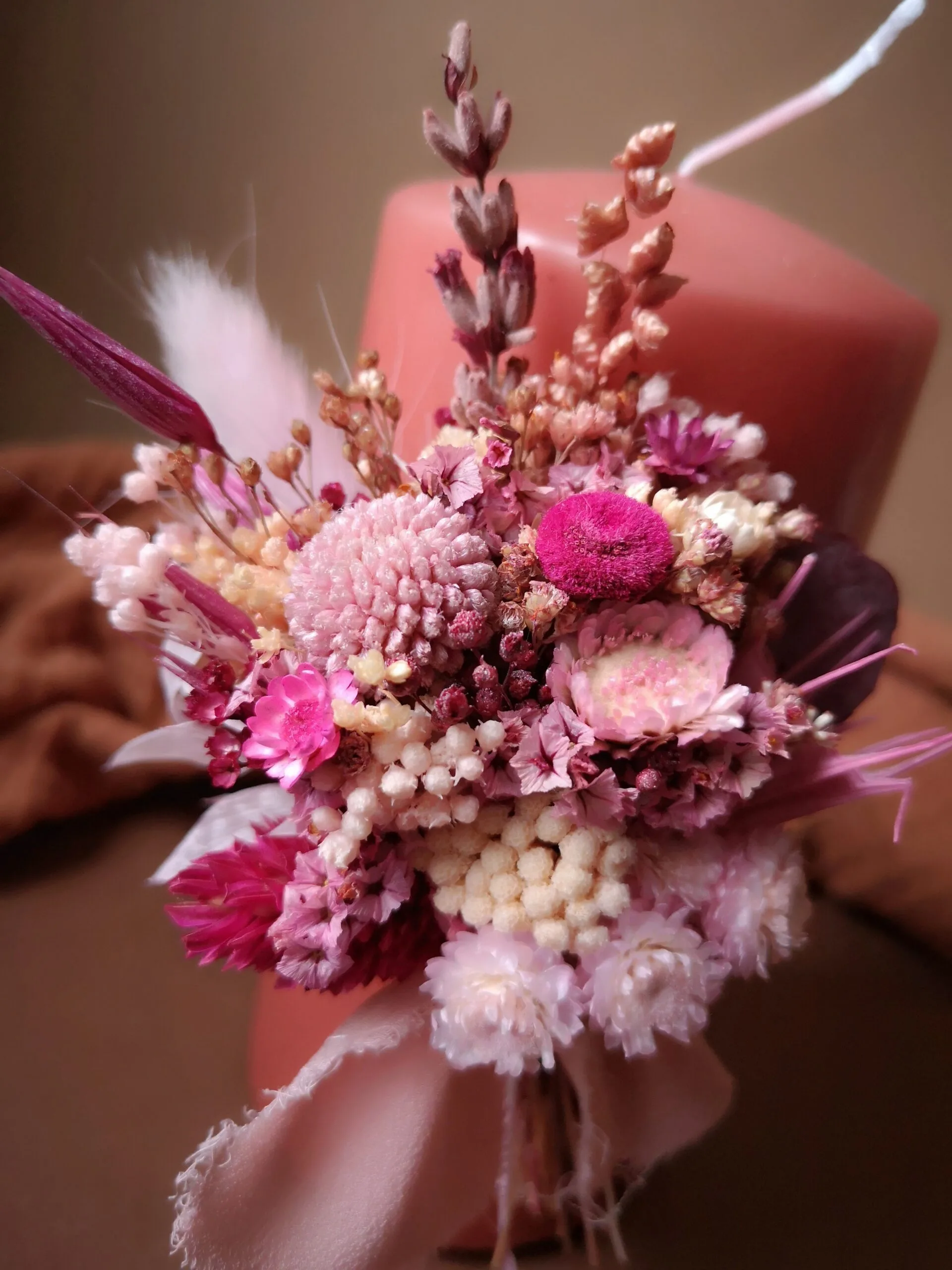 Grande bougie ornée de fleurs séchées avec ou sans support en bois – Image 7