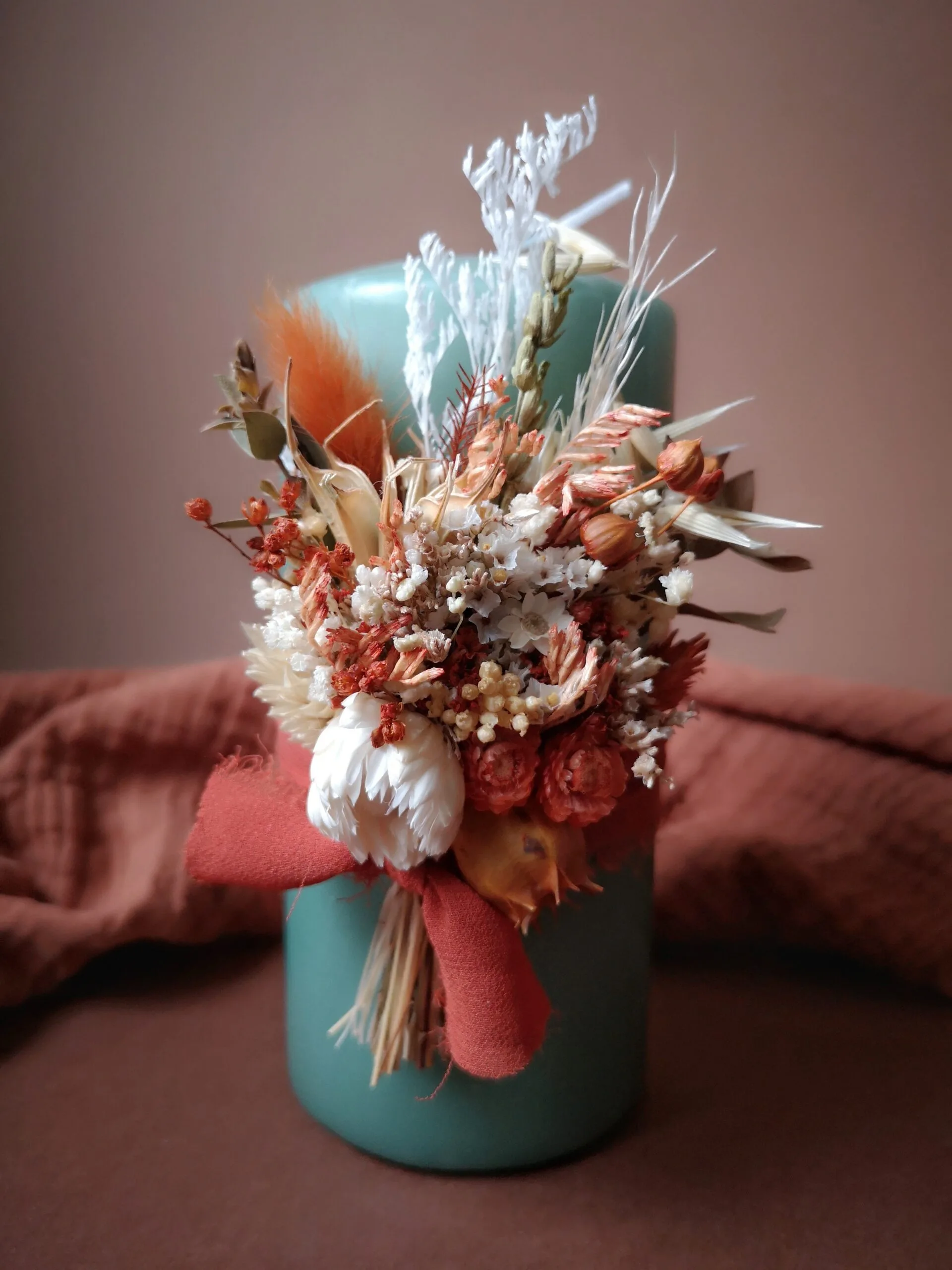Grande bougie ornée de fleurs séchées avec ou sans support en bois – Image 9