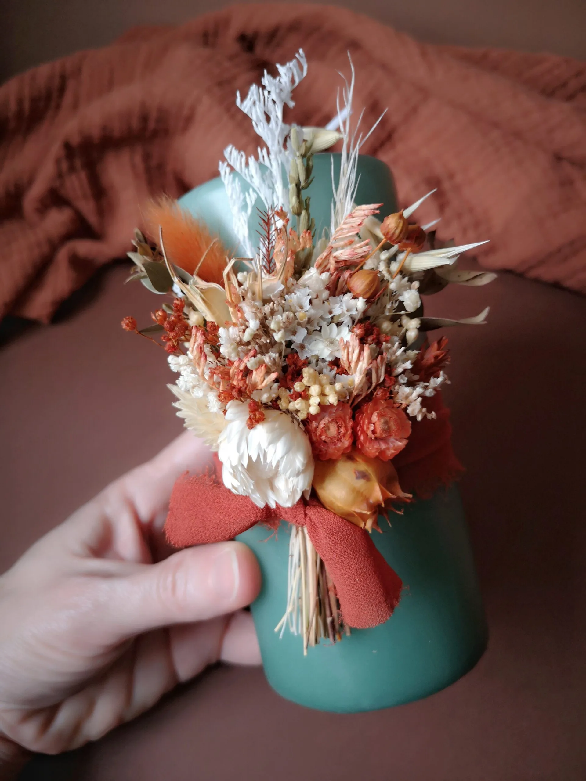 Grande bougie ornée de fleurs séchées avec ou sans support en bois – Image 10