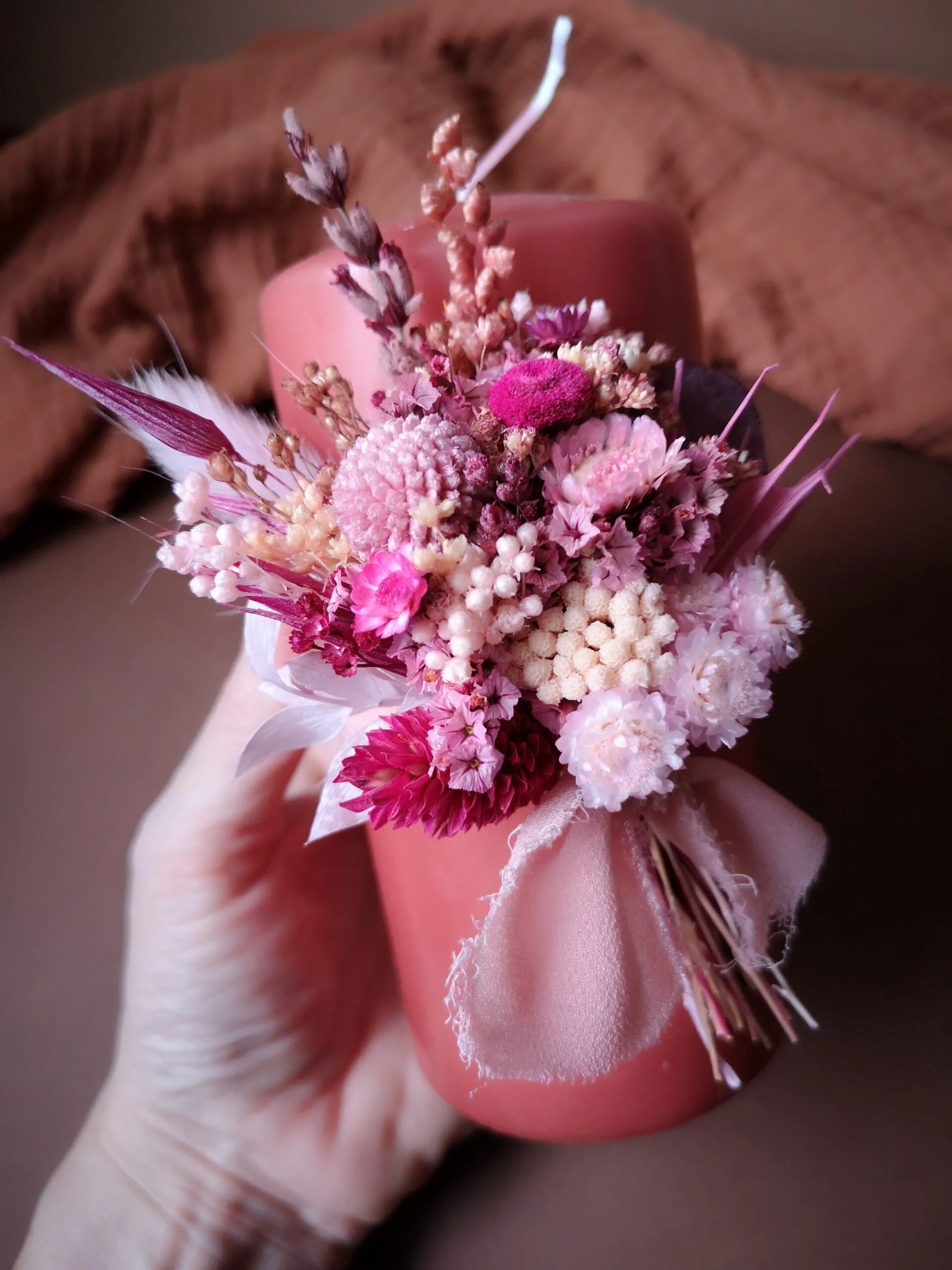 Grande bougie ornée de fleurs séchées avec ou sans support en bois – Image 6