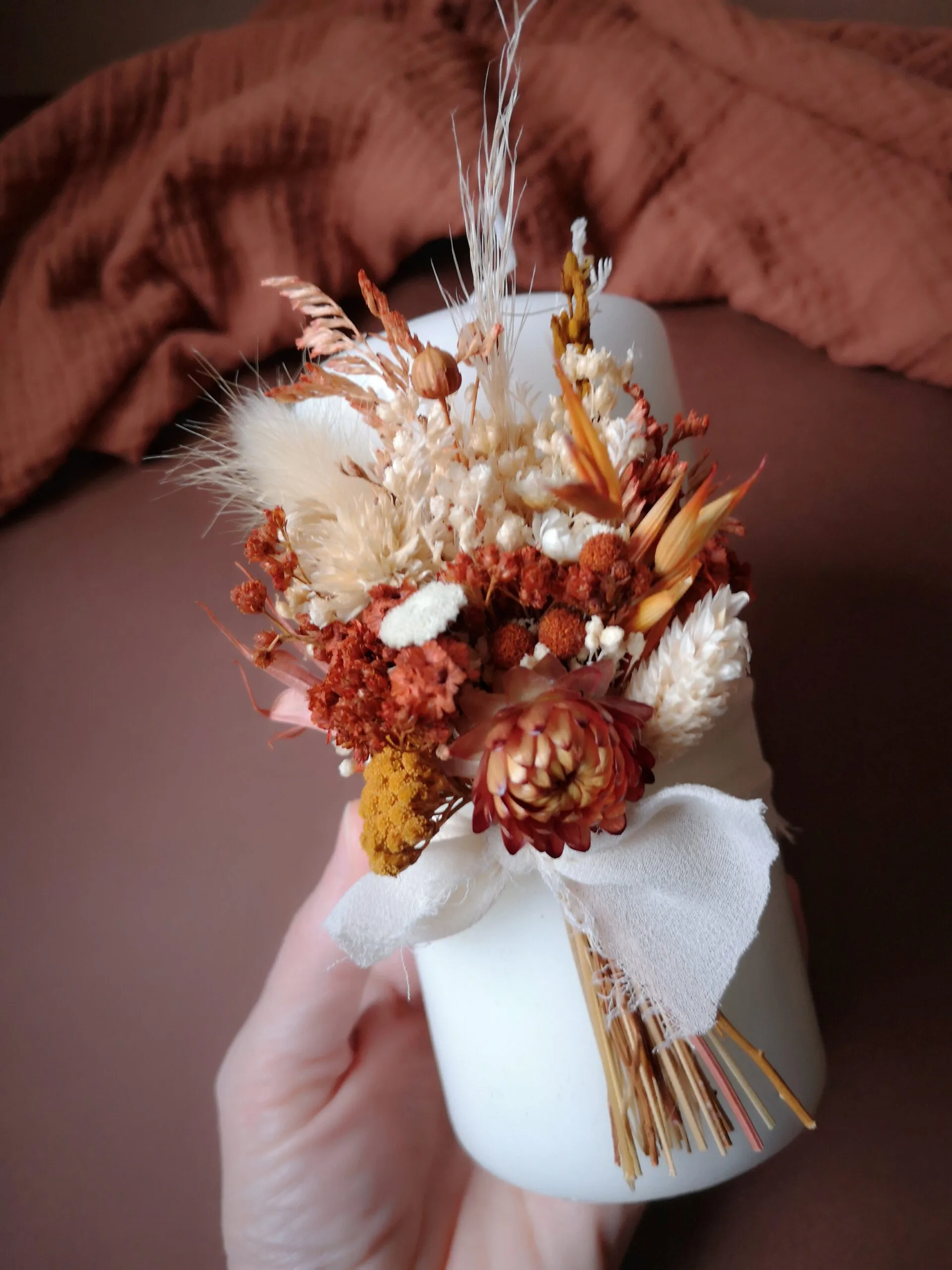 Grande bougie ornée de fleurs séchées avec ou sans support en bois – Image 3