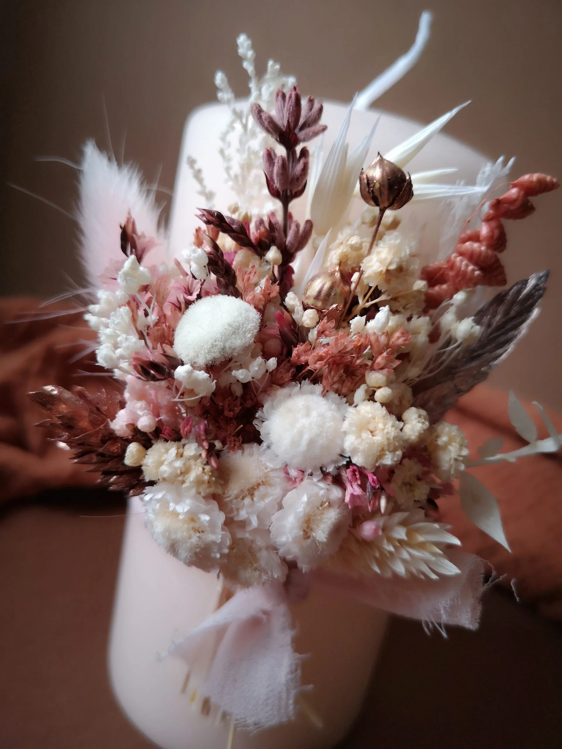 Grande bougie ornée de fleurs séchées avec ou sans support en bois – Image 16