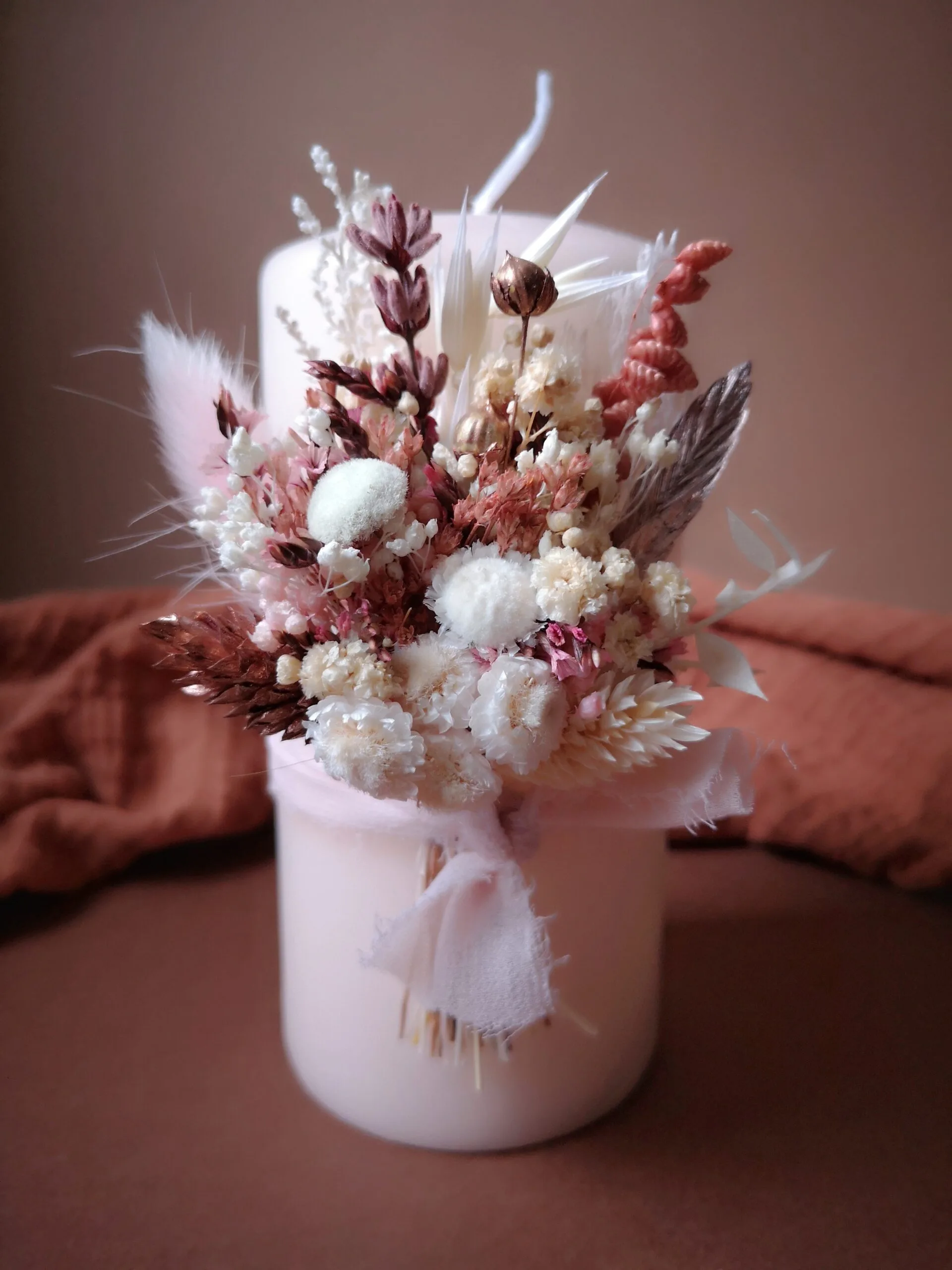 Grande bougie ornée de fleurs séchées avec ou sans support en bois – Image 14