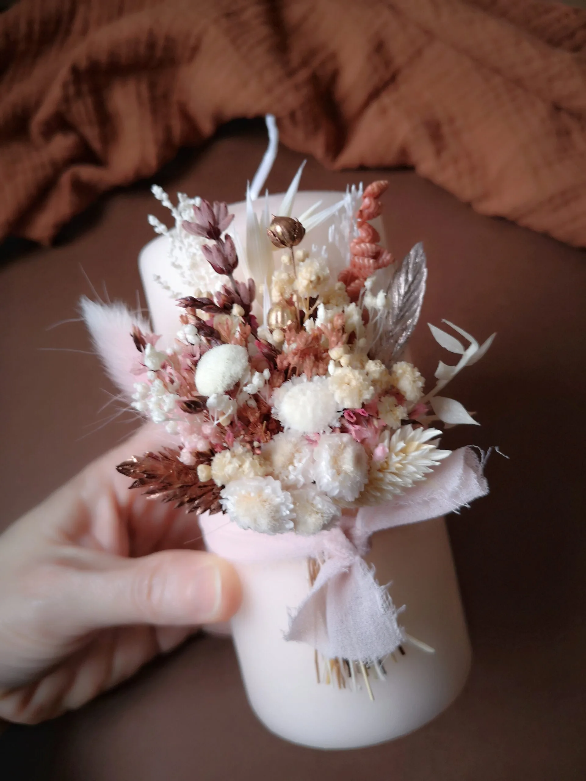 Grande bougie ornée de fleurs séchées avec ou sans support en bois – Image 15