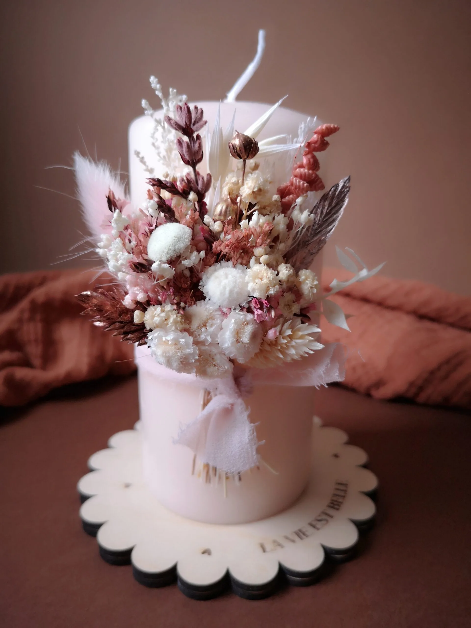 Grande bougie ornée de fleurs séchées avec ou sans support en bois – Image 17