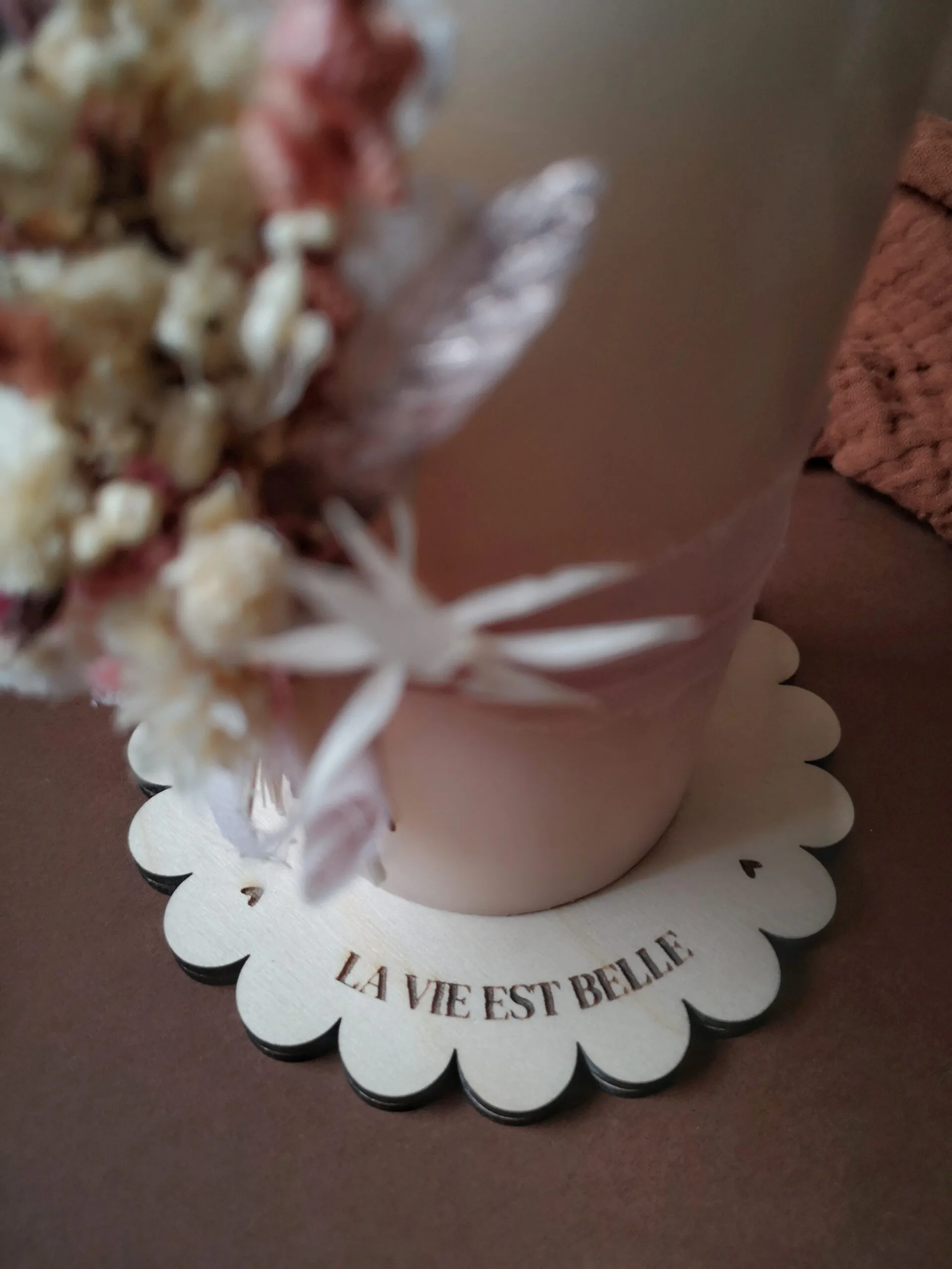 Grande bougie ornée de fleurs séchées avec ou sans support en bois – Image 19