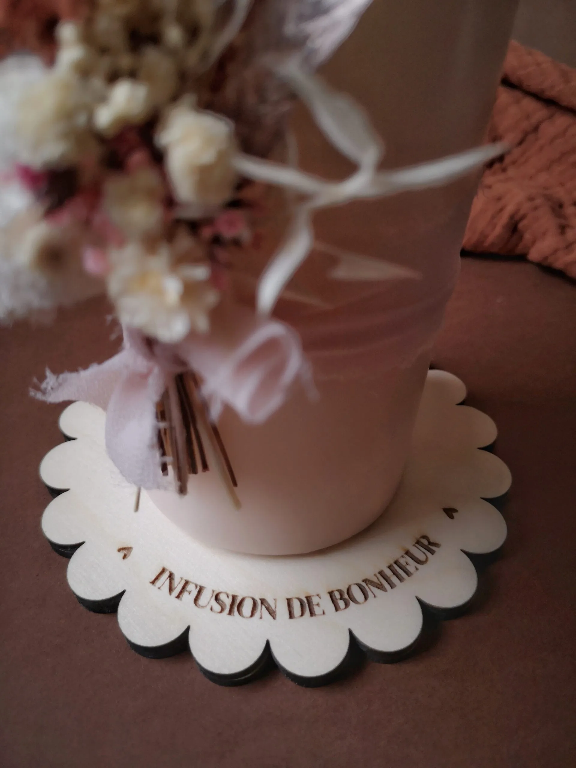 Grande bougie ornée de fleurs séchées avec ou sans support en bois – Image 20