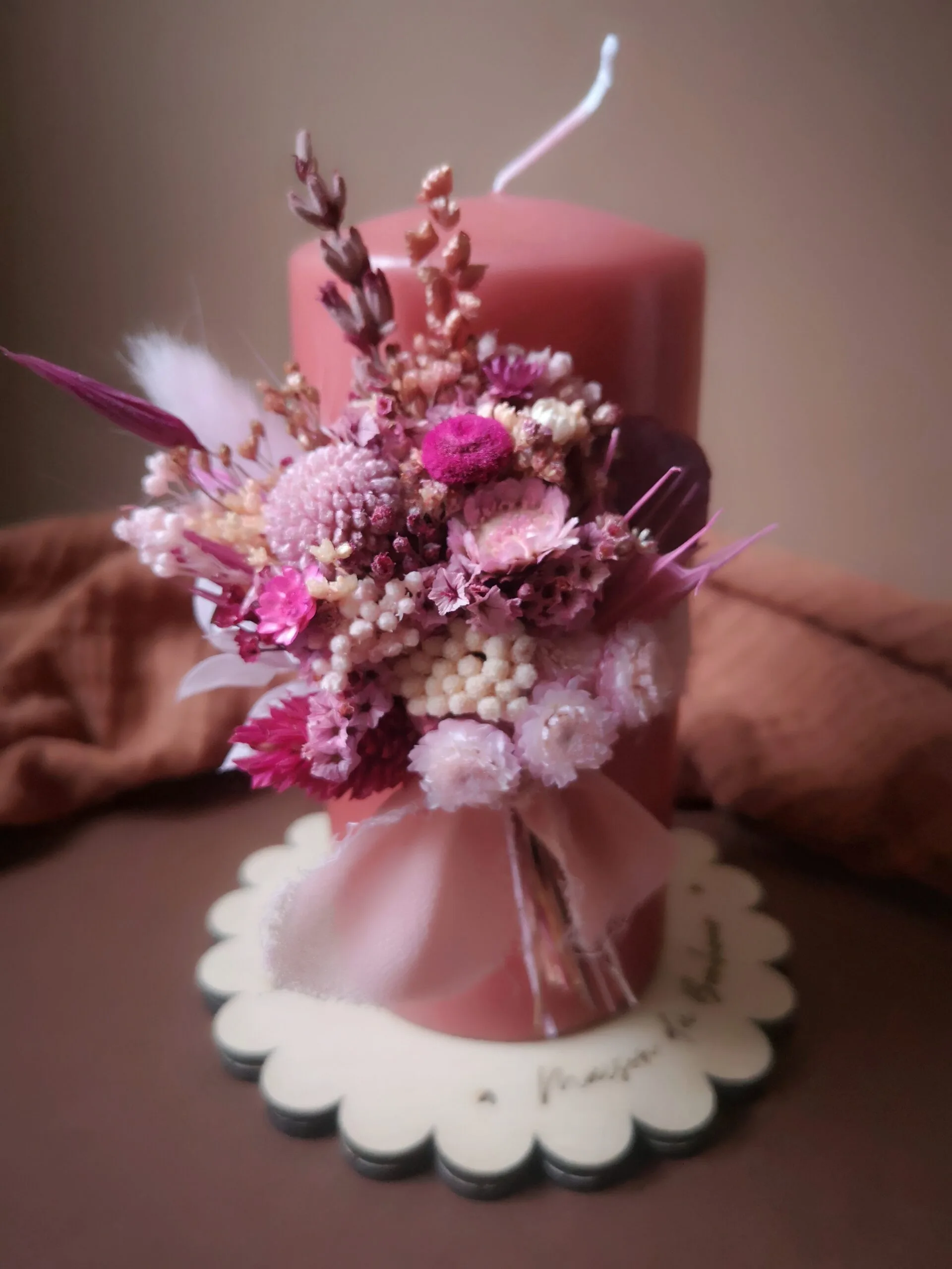 Grande bougie ornée de fleurs séchées avec ou sans support en bois – Image 8