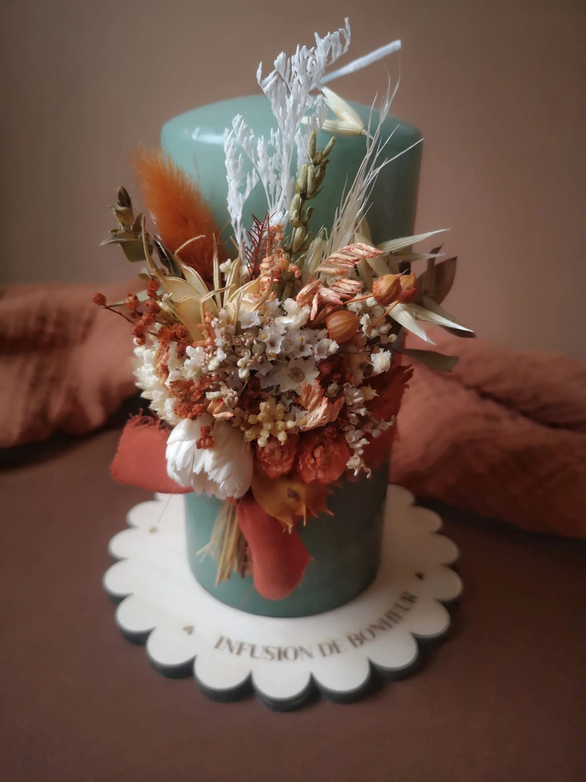 Grande bougie ornée de fleurs séchées avec ou sans support en bois – Image 12