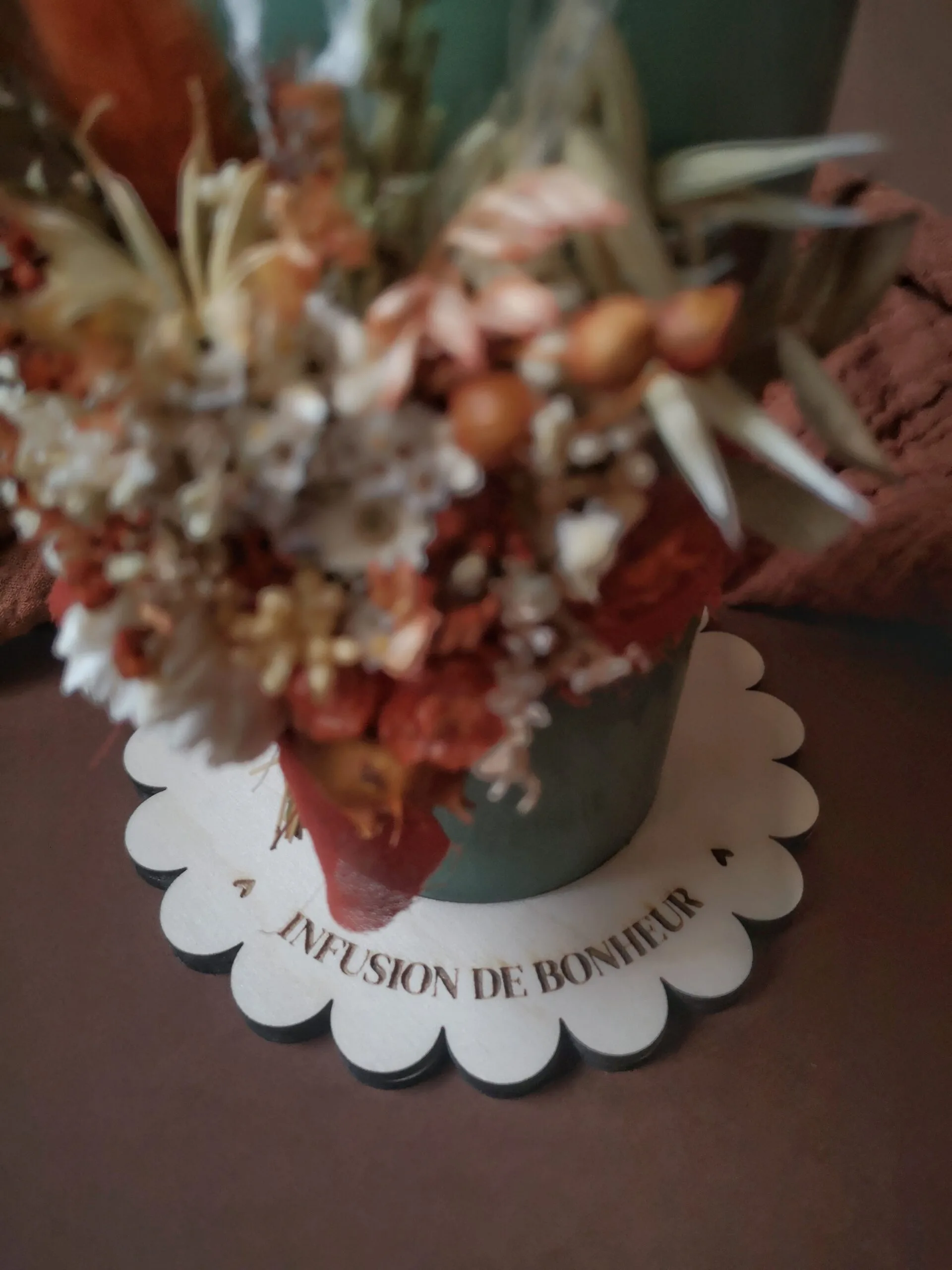 Grande bougie ornée de fleurs séchées avec ou sans support en bois – Image 13