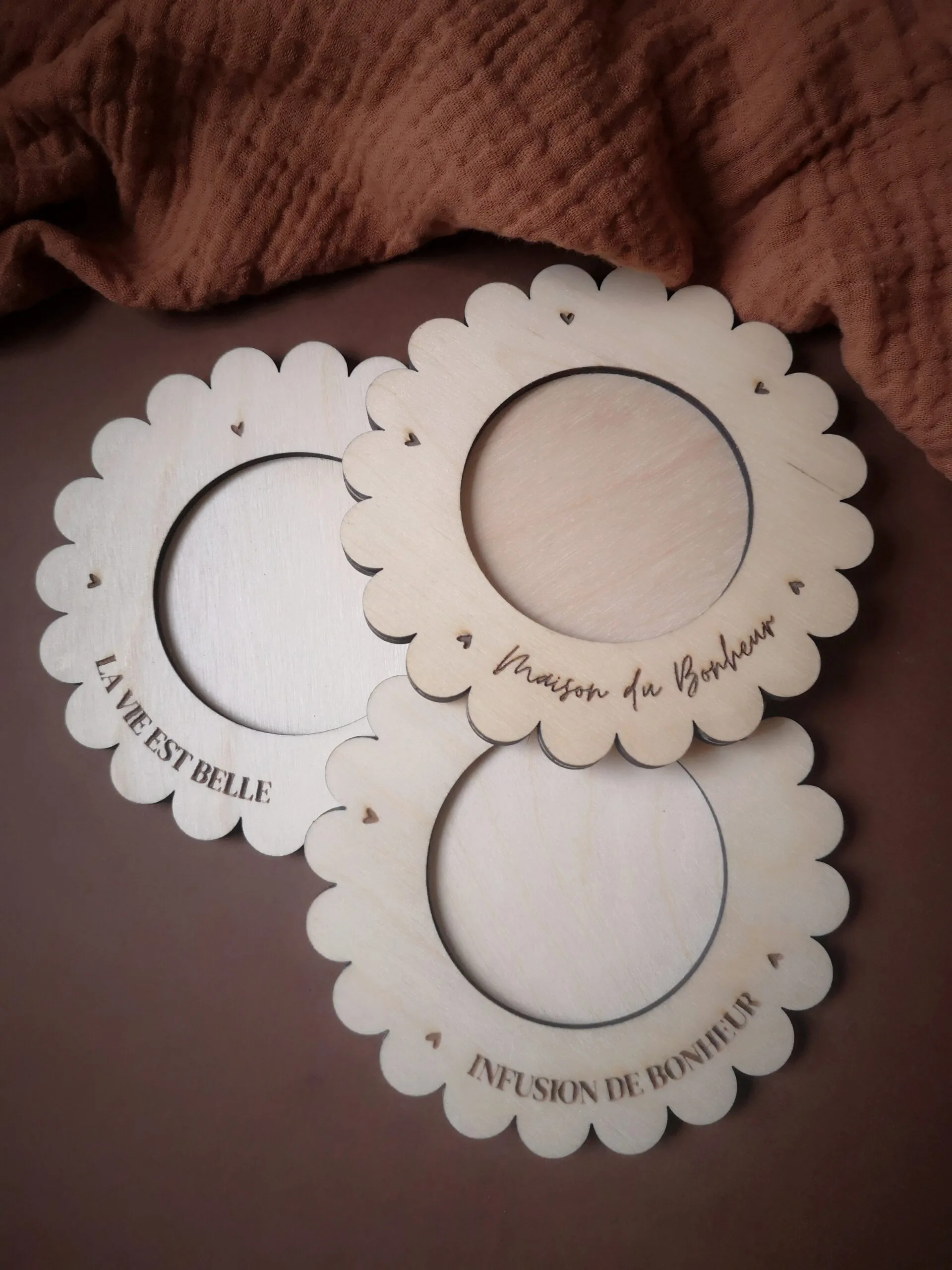 Grande bougie ornée de fleurs séchées avec ou sans support en bois – Image 18