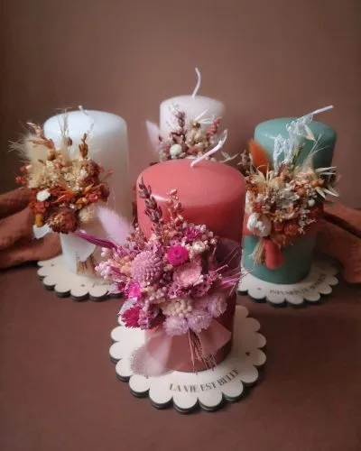 Grande bougie ornée de fleurs séchées avec ou sans support en bois