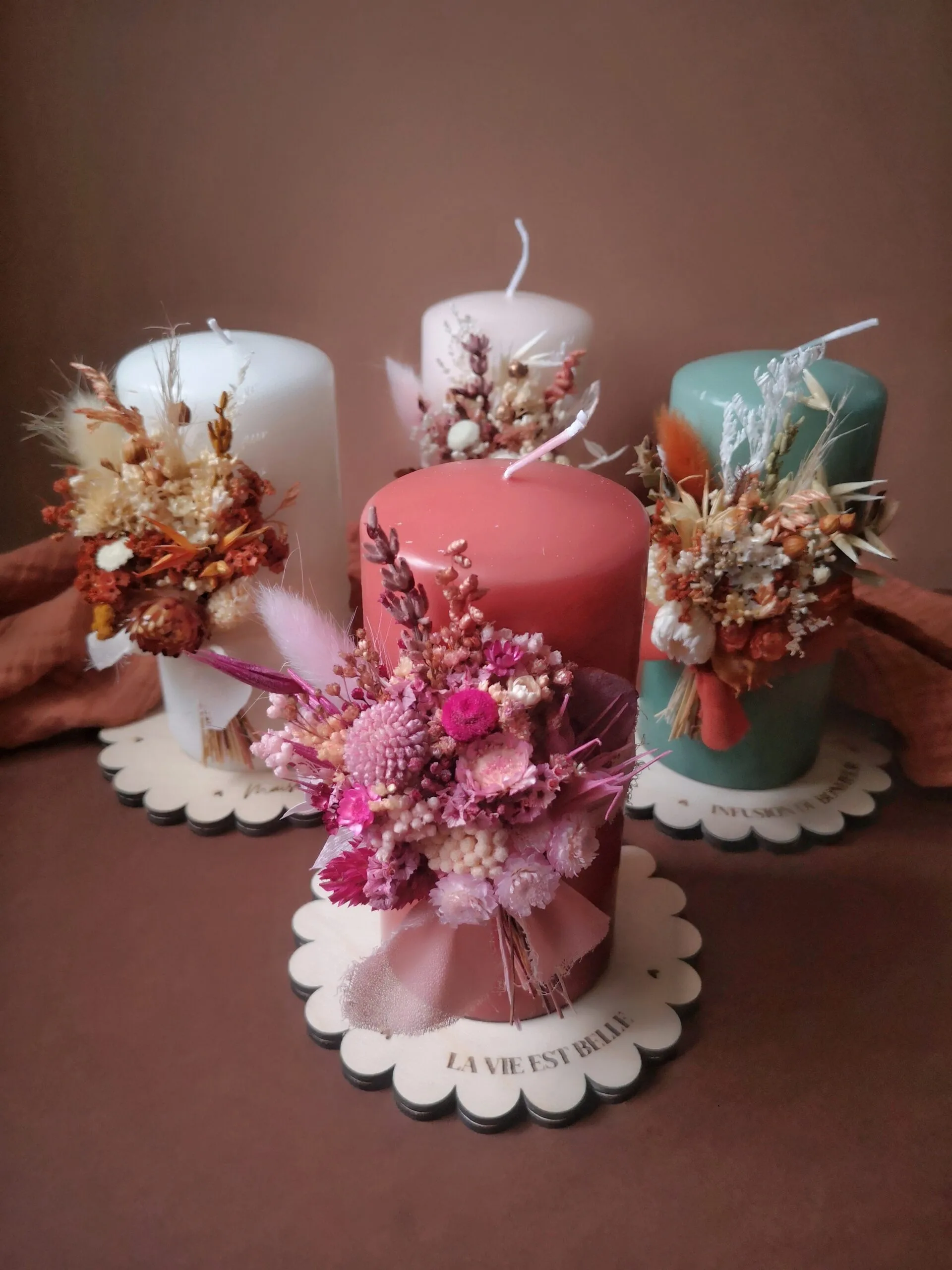Grande bougie ornée de fleurs séchées avec ou sans support en bois