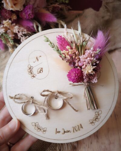 Amenez vos alliances avec élégance le jour de votre mariage avec ce porte alliances en bois orné de fleurs séchées
