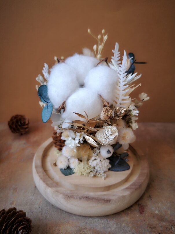 Cloche de fleurs séchées dans les tons naturels, blanc et doré avec eucalyptus et fleur de coton [2 tailles disponibles] – Image 7