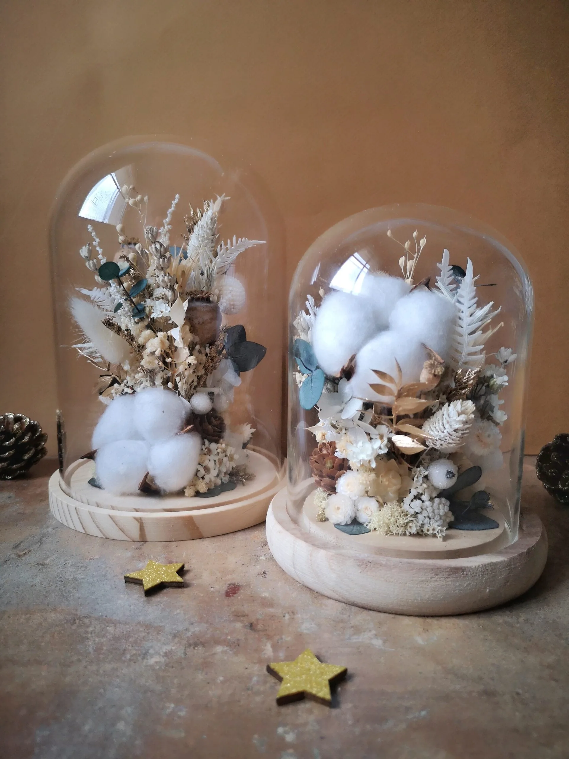 Cloche de fleurs séchées dans les tons naturels, blanc et doré avec eucalyptus et fleur de coton [2 tailles disponibles]