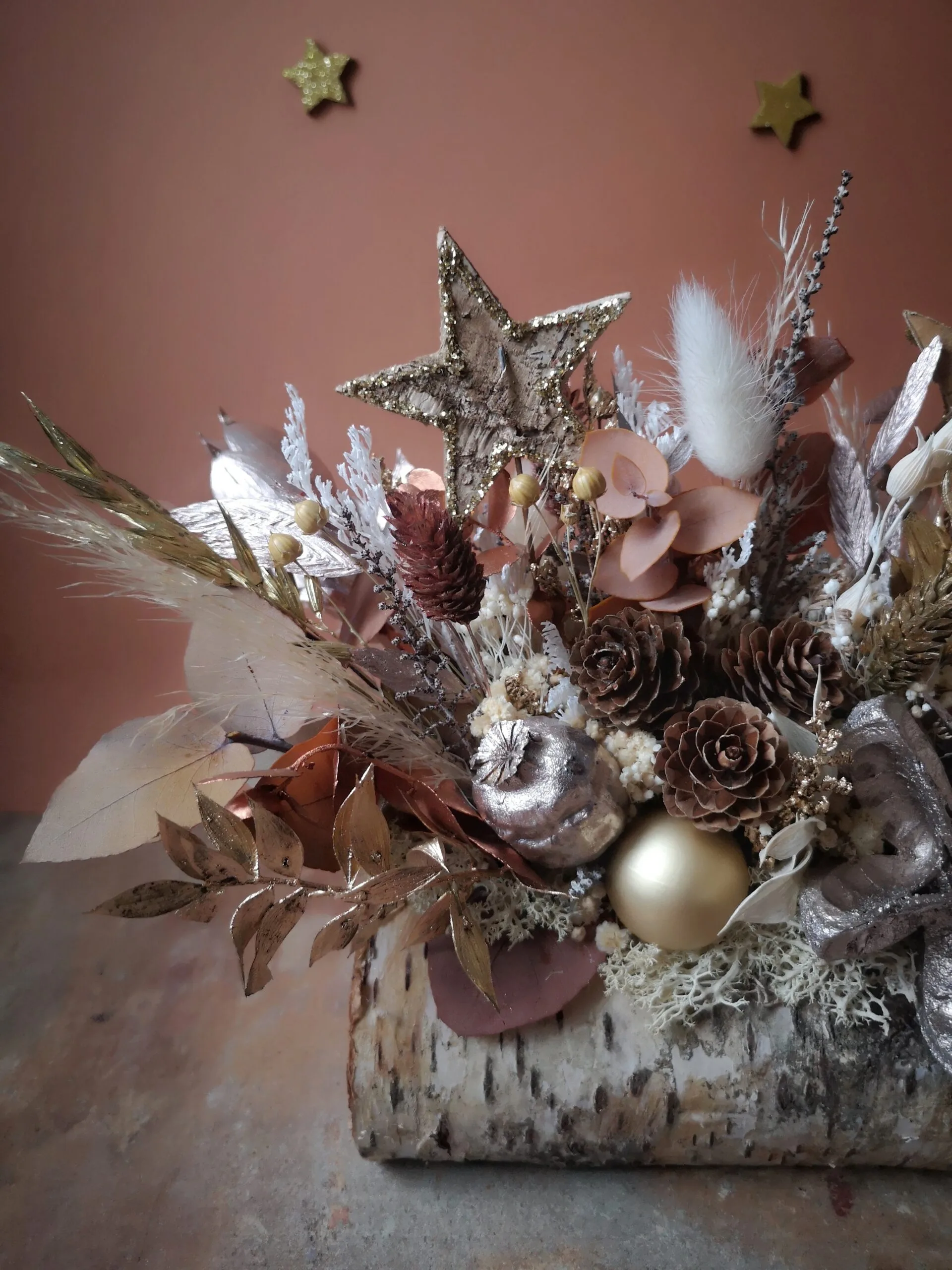 Bûchette festive ornée de fleurs séchées et stabilisées – Image 23