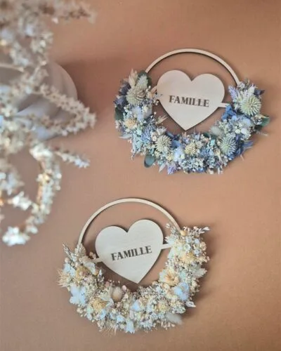 Mini couronne en bois avec cœur gravé ornée de fleurs séchées - "Bois fleuri"