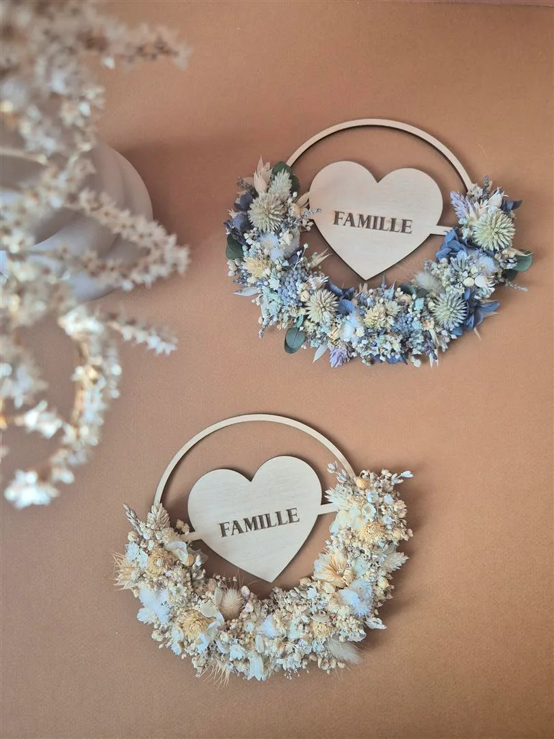 Mini couronne en bois avec cœur gravé ornée de fleurs séchées - "Bois fleuri"