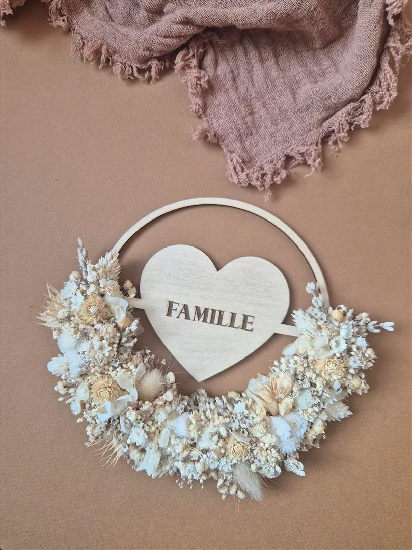 Mini couronne en bois avec cœur gravé ornée de fleurs séchées - "Bois fleuri" – Image 2