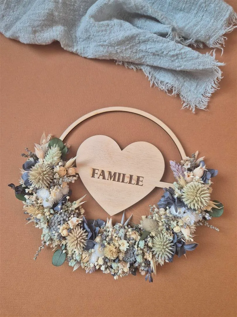 Mini couronne en bois avec cœur gravé ornée de fleurs séchées - "Bois fleuri" – Image 5