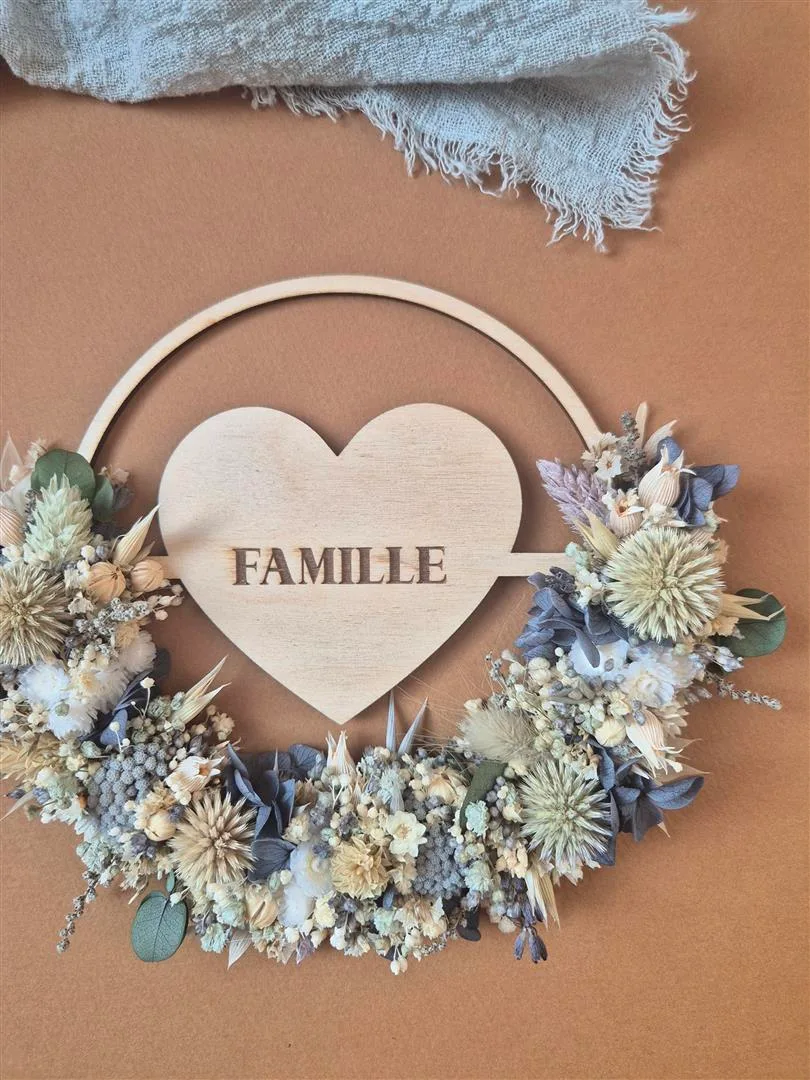 Mini couronne en bois avec cœur gravé ornée de fleurs séchées - "Bois fleuri" – Image 7